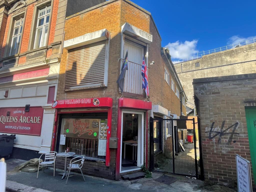 Lot: 8 - FREEHOLD TOWN CENTRE CAFÉ FOR INVESTMENT - Front of caf?
